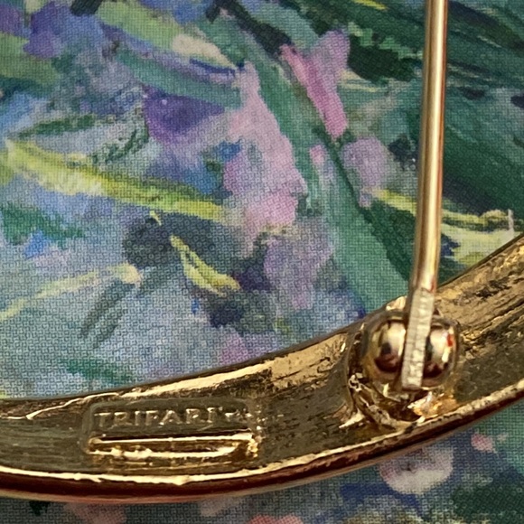 Vintage 80s SIGNED Trifari Navy Blue Enamel & Gold Toned Oval Broach - Picture 3 of 5